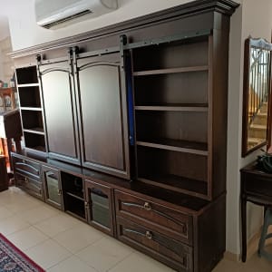 ארון עץ גדול עם מדפים ודלתות הזזה