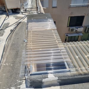 גג עם לוחות פלסטיק שקופים וברגים