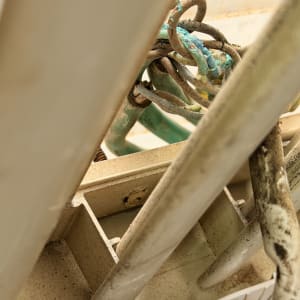 חוטי חשמל ישנים ומחומצנים עם בידוד פגום ושרוף