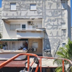 בניין עם קירות אטומים בחומר איטום אפור