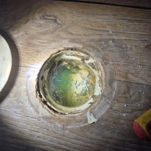 חלק מעגלי עם נזילה על עץ