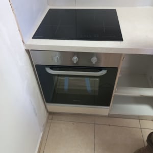 כיריים ותנור במטבח חדש