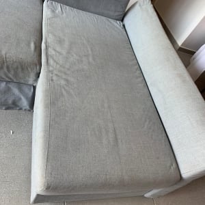 ספה אפורה על רצפת אריחים