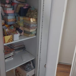 ארון פתוח עם קופסאות צבעוניות ודלתות עץ