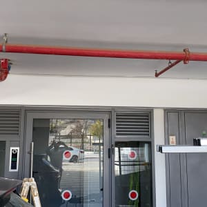 צינורות אדומים וכחולים מותקנים על תקרה לבנה