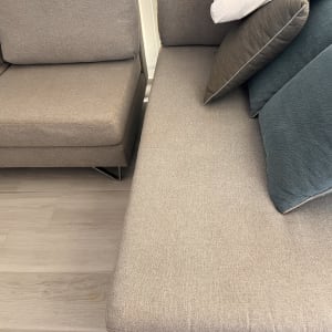 ספות עם כריות על רצפת עץ בהירה