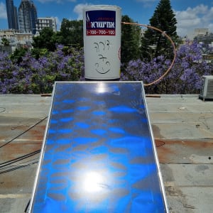 דוד שמש עם קולטים על גג