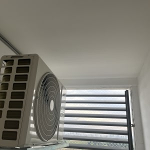 יחידת מזגן חיצונית מותקנת על קיר