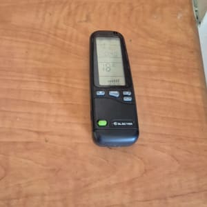 שלט רחוק למזגן על שולחן עץ