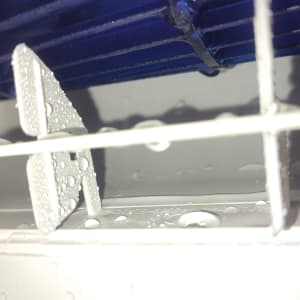 חלק פנימי של מזגן עם טיפות מים