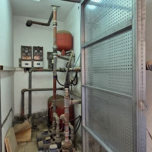 מבנה קונסטרוקציית מתכת ולוחות פח מנוקב בחדר משאבות