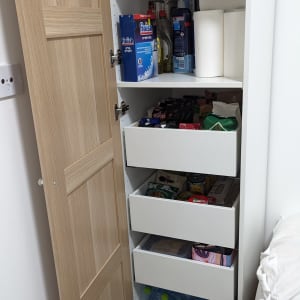 ארון עם מדפים ומגירות, מוצרי ניקוי ומים מינרליים