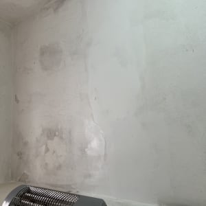 קיר צבוע חלקית עם סימני תיקון צבע