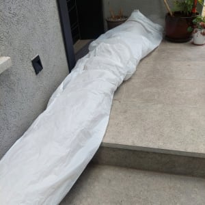 יריעת פלסטיק לבנה פרוסה על מדרגות חיצוניות