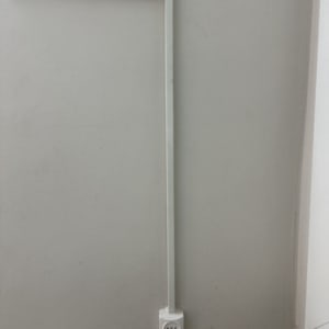 שקע חשמל מותקן על קיר עם תעלה