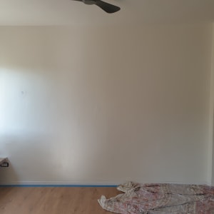 קיר צבוע בלבן עם סרט הדבקה כחול