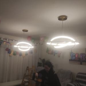 נברשת עגולה מוארת תלויה מהתקרה