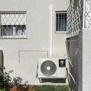 יחידת מזגן חיצונית מותקנת על קיר חיצוני