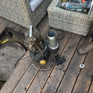 כלי עבודה של אינסטלטור על שולחן עץ