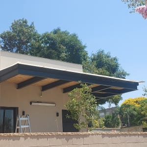 סולם ליד פרגולה מעץ בגינה