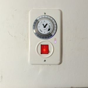 שעון טיימר ומתג לדוד שמש על קיר