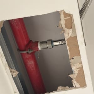 עבודות תשתית וחיבור צינור גמיש למערכת ספרינקלרים בתקרה