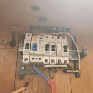 לוח חשמל עם מפסקים וחוטי חשמל
