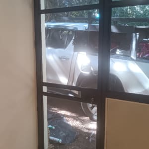 דלת אלומיניום עם חלון זכוכית שקוף