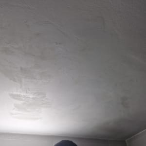 תקרה צבועה עם סימני תיקון וטיח