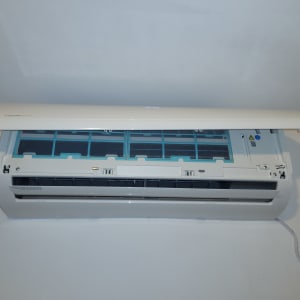 מזגן קיר פתוח עם מסננים חשופים