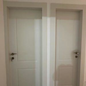 שתי דלתות לבנות עם ידיות מתכת