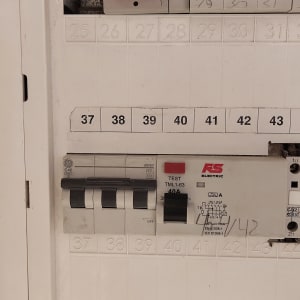 לוח חשמל עם מפסקים ומתגים חשמליים