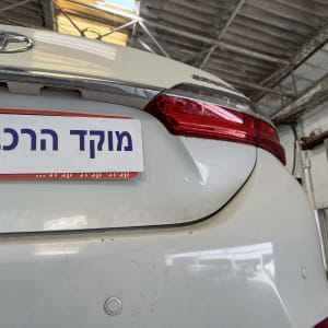 חלק אחורי של רכב עם שלט מוסך