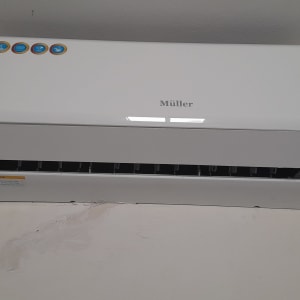 התקנת מזגן עילי לבן של חברת Müller על קיר פנימי