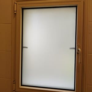 חלון עם זכוכית חלבית וידית בצד ימין