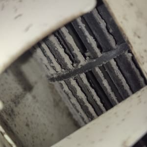 תמונה של חלק פנימי של מזגן עם לכלוך ואבק