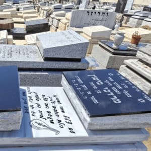 מצבות שונות בבית קברות ביום שמשי
