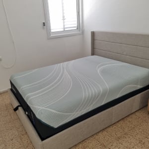 מיטה עם מזרן בחדר שינה עם חלון