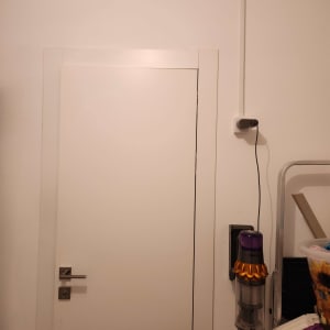 שקע חשמלי עם כבל מחובר לקיר לבן