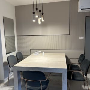 שולחן אוכל עם כיסאות ועיצוב תאורה מודרני