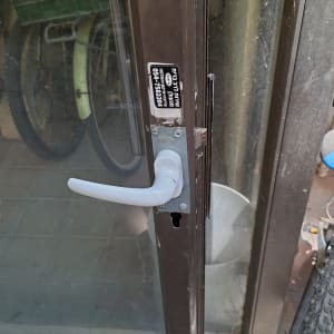 ידית דלת זכוכית עם מנעול