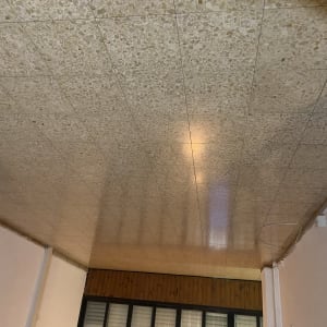 תקרה נקייה עם השתקפות אור, ללא כתמים או לכלוך