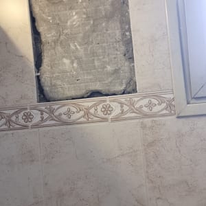 קיר עם חור מרובע ותיקון בטיח