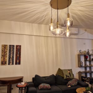 סלון עם ספה, מדפים ותאורה תלויה