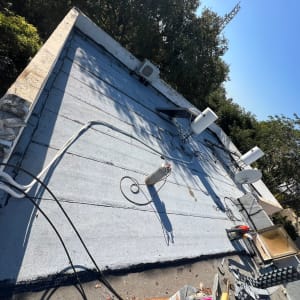 גג עם יריעות איטום, צינורות וכלים שונים