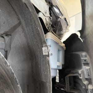 חלקי רכב פנימיים ותיבת פלסטיק כחולה