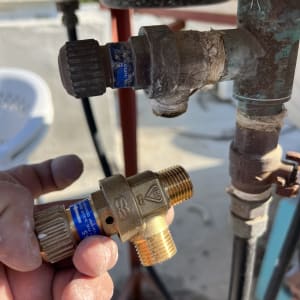 חיבורי צנרת מתכת עם ברזים ומחברים