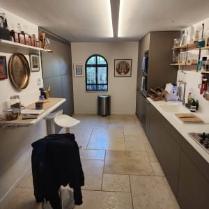 מטבח נקי ומסודר עם מדפים וכלים