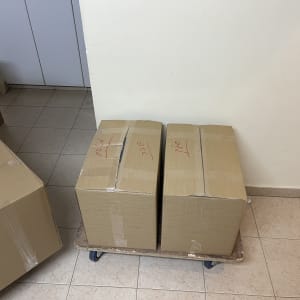 שני קרטונים על עגלה עם גלגלים