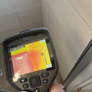 מד חום אינפרא אדום ביד של אינסטלטור
